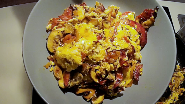 Scrambled Eggs With Chorizo & Mushrooms - KetoKookin'