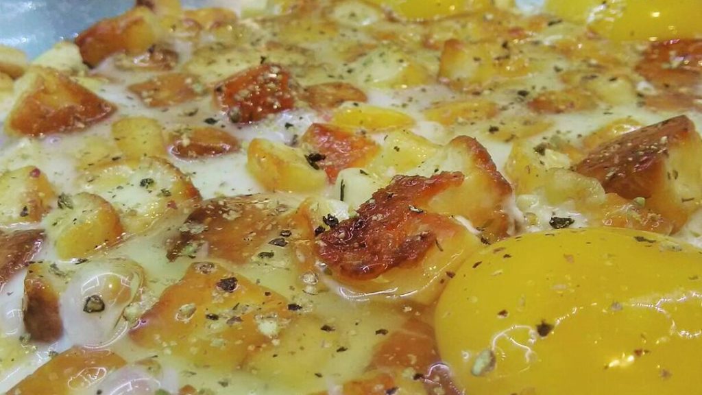 Fried halloumi with eggs